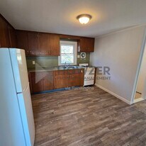 560 W Main St in Barnstable, MA - Building Photo