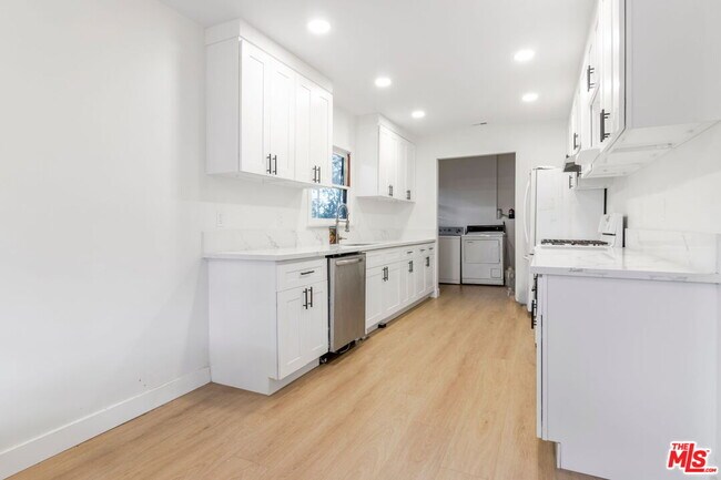 2302 Bagley Ave in Los Angeles, CA - Building Photo - Building Photo