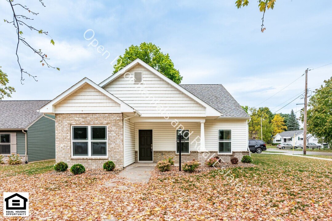 307 Toledo St in Fremont, IN - Building Photo