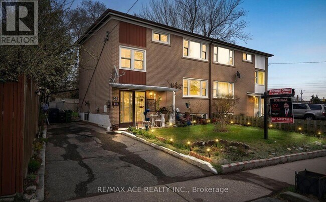 25 Overture Rd in Toronto, ON - Building Photo - Building Photo