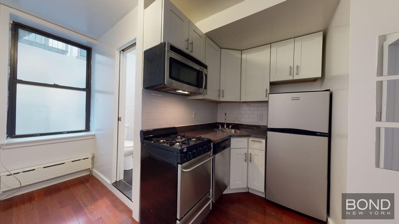 787 9th Ave in New York, NY - Building Photo