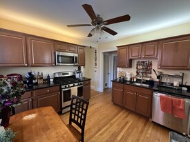 381 Highland Ave, Unit 1 Apartamentos