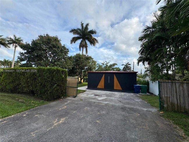 14240 S Biscayne River Dr in Miami, FL - Building Photo - Building Photo