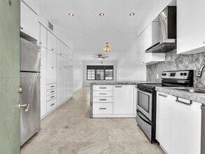 1045 Lenox Ave in Miami Beach, FL - Building Photo - Building Photo