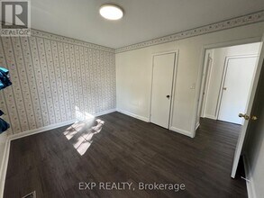 559 Drury Ln in Burlington, ON - Building Photo - Building Photo