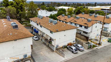 2669 Sunny Ln in Bakersfield, CA - Foto de edificio - Building Photo