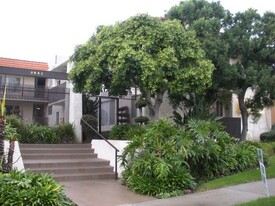 5045 Woodman Ave in Van Nuys, CA - Building Photo
