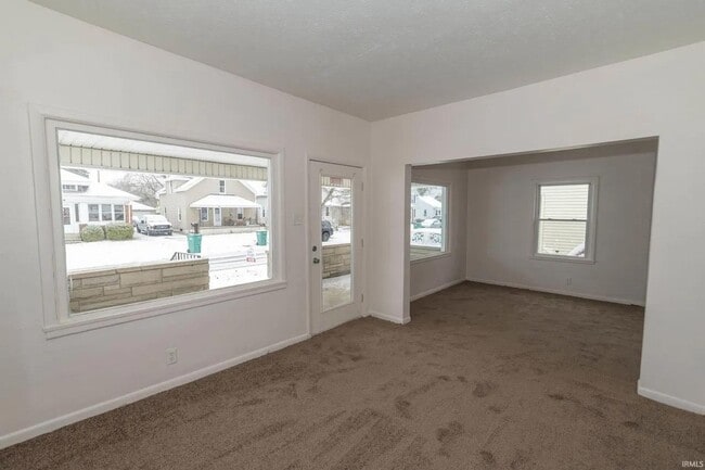 property at 914 W 6th St