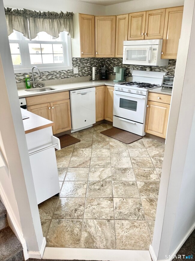 2390 State St in Hamden, CT - Building Photo - Building Photo