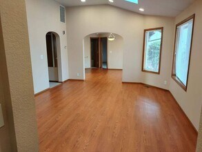 986 Chateau Meadows Dr in Eugene, OR - Building Photo - Building Photo