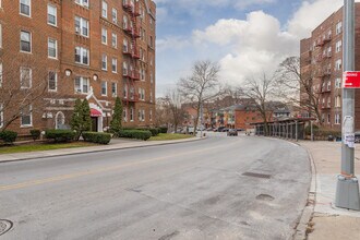 Castle Court in Kew Gardens, NY - Building Photo - Building Photo