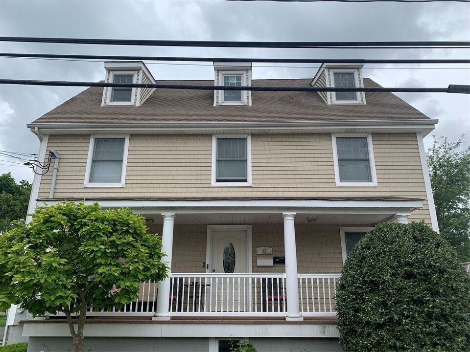 35 East Ave in Glen Cove, NY - Building Photo