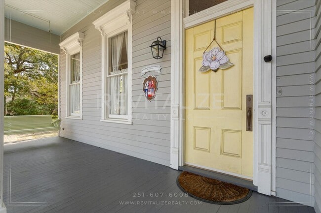 1327 SpringHill Ave in Mobile, AL - Foto de edificio - Building Photo