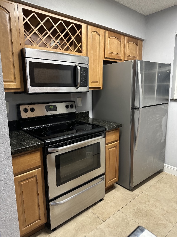 2810 N Oakland Forest Dr in Oakland Park, FL - Foto de edificio - Building Photo