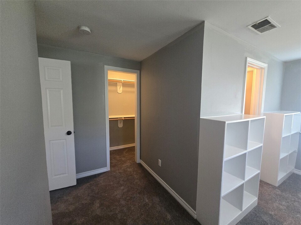 7810 Oakridge Dr in Hitchcock, TX - Building Photo