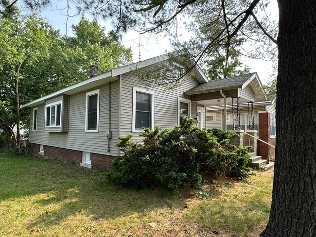 property at 902 W Mac Queen Ave