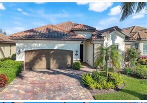 2806 Aviamar Cir in Naples, FL - Building Photo