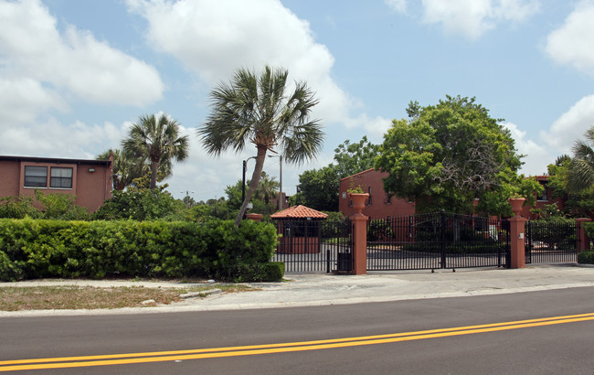 Hacienda Gardens in Clearwater, FL - Building Photo - Primary Photo