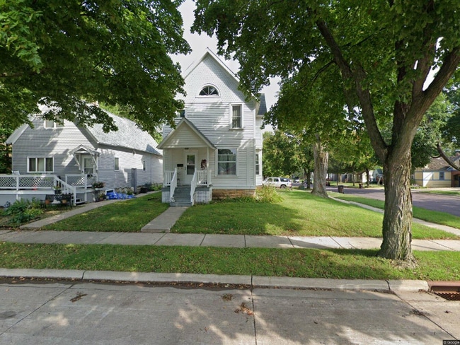 property at 231 S Prairie Ave