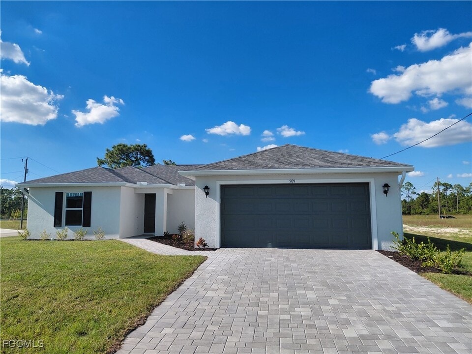 909 NW 30th St in Cape Coral, FL - Building Photo