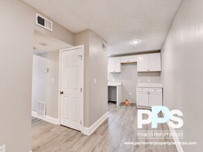 390 W Lake Ave NW in Atlanta, GA - Building Photo - Building Photo