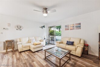 8081 S Woods Cir in Ft. Myers, FL - Building Photo - Building Photo