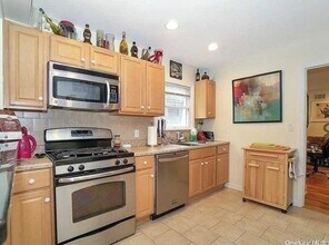 1012 Old Northern Blvd in Roslyn, NY - Building Photo - Building Photo