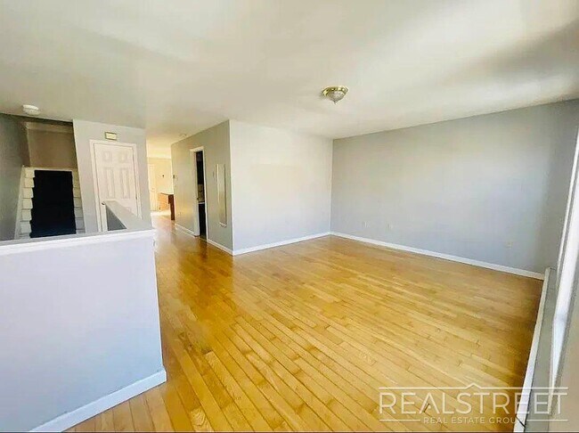 Stunning 1,600 SF Gut-Renovated Duplex Pen in Brooklyn, NY - Building Photo - Building Photo