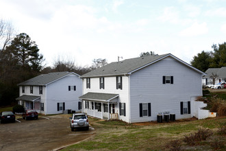 Country Manor Apartments in Gainesville, GA - Building Photo - Building Photo