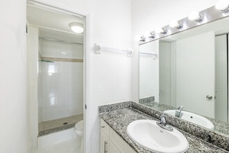 Suncoast Place Apartments in North Miami Beach, FL - Foto de edificio - Interior Photo