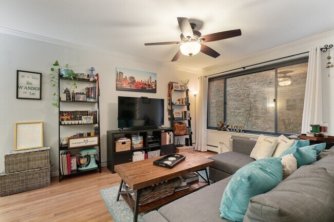 455 W St James Pl-Unit -301 in Chicago, IL - Building Photo - Building Photo