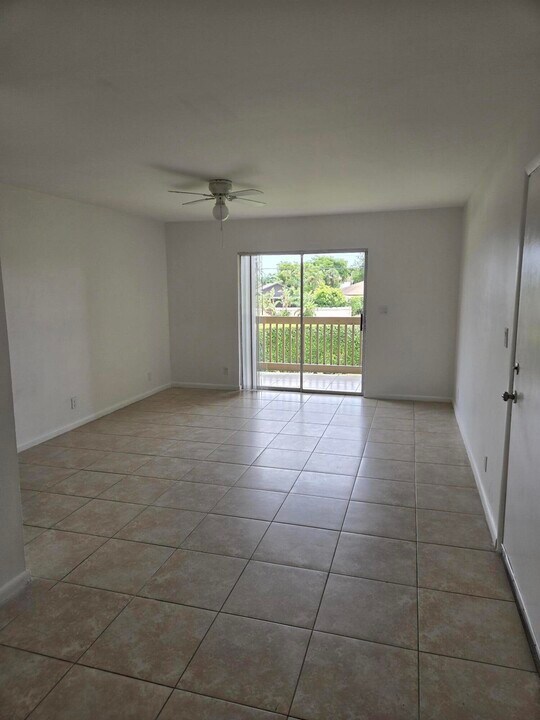 1766 Abbey Rd in West Palm Beach, FL - Building Photo
