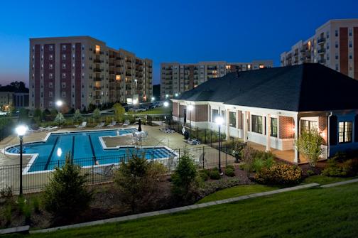 The Easton Downers Grove in Downers Grove, IL - Foto de edificio - Building Photo