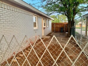 2705 E 2nd St in Lubbock, TX - Building Photo - Building Photo