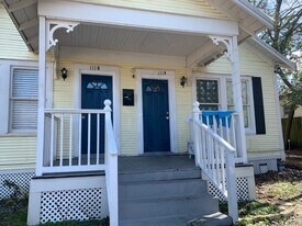 111 E Lewis St in Conroe, TX - Building Photo