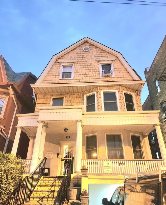 122 Jewett Ave in Jersey City, NJ - Building Photo