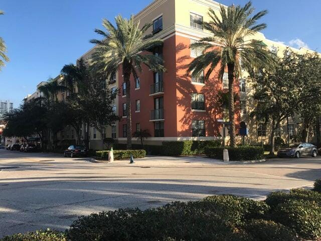 property at 630 S Sapodilla Ave