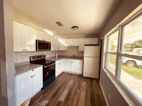525 73rd Ave N in St. Petersburg, FL - Building Photo - Building Photo