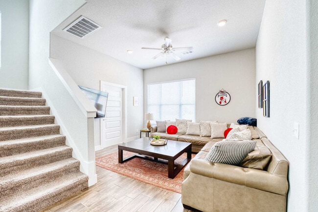 909 W Eagle St in Fayetteville, AR - Foto de edificio - Building Photo