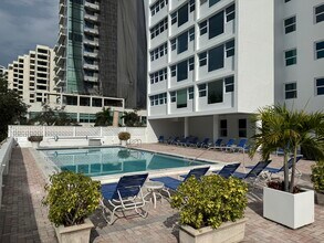 33 S Gulfstream Ave in Sarasota, FL - Foto de edificio - Building Photo