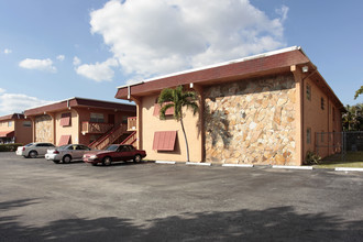 Pinehill Plaza Apartments in Pembroke Pines, FL - Building Photo - Building Photo