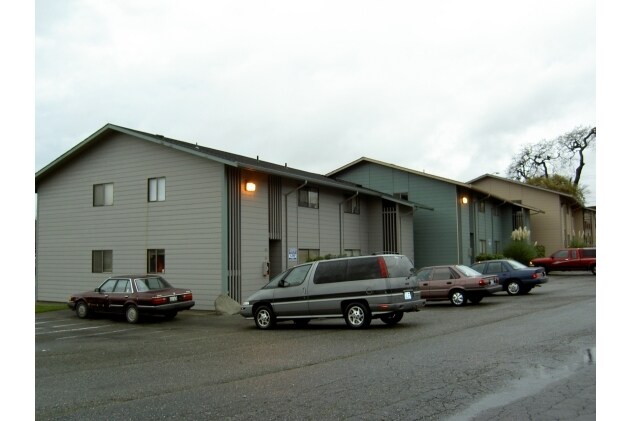 Sandpebbles Apartments in Oak Harbor, WA - Building Photo