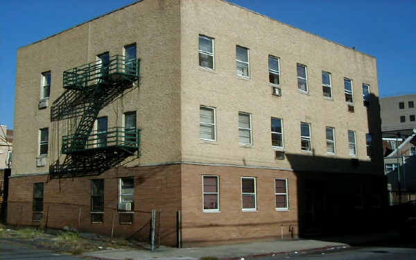 16 Hopkins Ave in Jersey City, NJ - Foto de edificio - Building Photo
