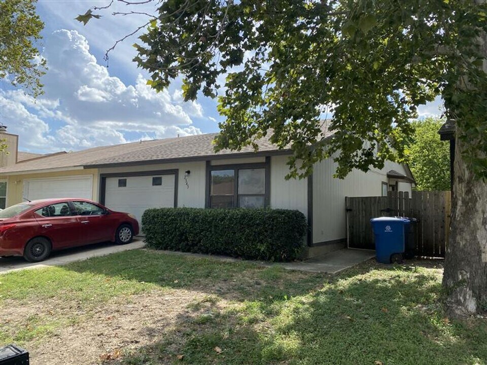 2545 Corian Glen Dr in San Antonio, TX - Building Photo