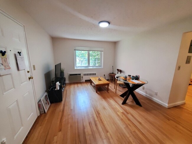 28 Saint Paul St, Unit 1 in Brookline, MA - Foto de edificio - Building Photo