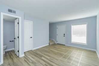 The 28 at Mount Holly in Mount Holly, NC - Foto de edificio - Interior Photo