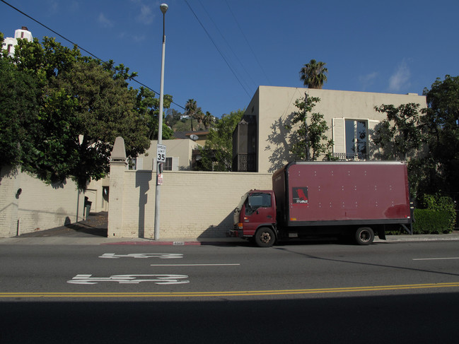 1308 N Flores St in West Hollywood, CA - Foto de edificio - Building Photo