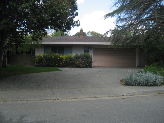 233 Becerra Way in Davis, CA - Foto de edificio