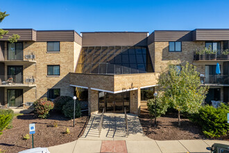 Saratoga Condominiums in Rolling Meadows, IL - Building Photo - Building Photo