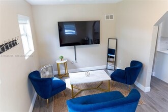 250 NW 14th Way in Dania Beach, FL - Building Photo - Building Photo